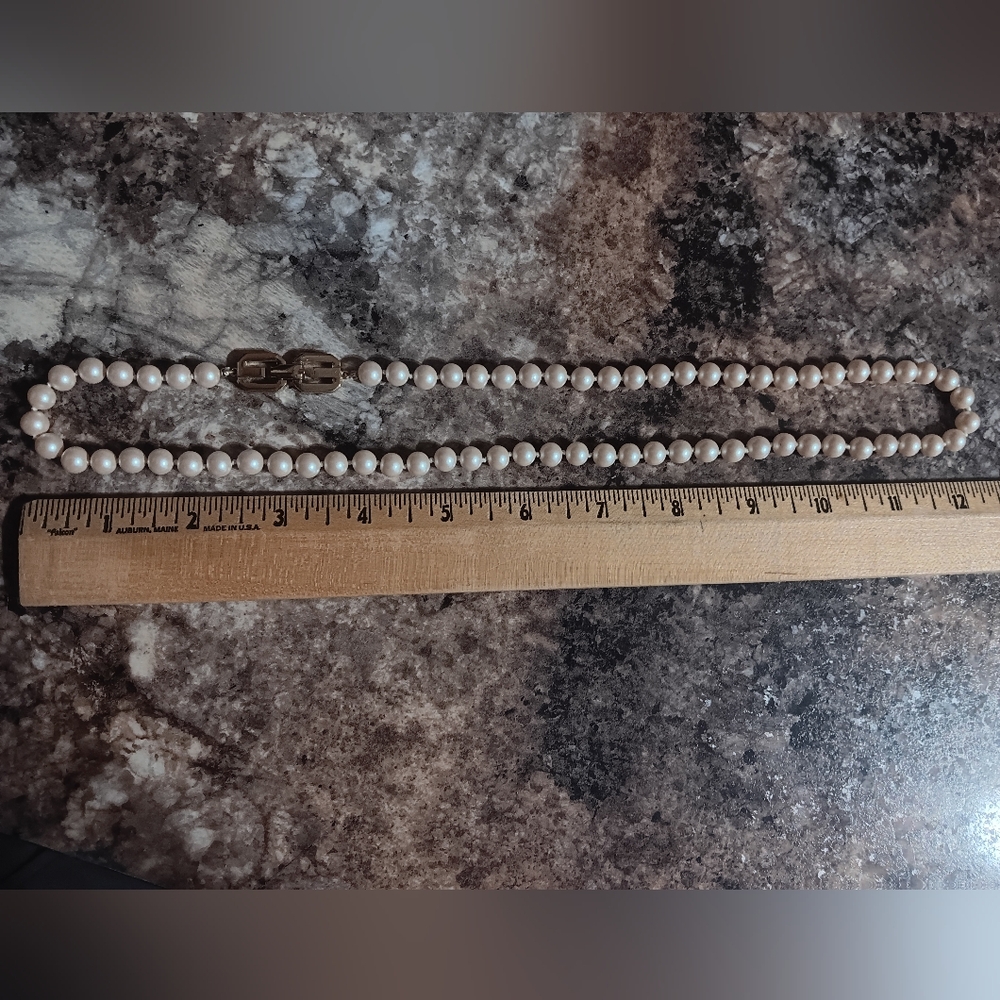GIVENCHY Vintage 12" Faux Pearl Strand Gold-Tone Clasp - Picture 3 of 6